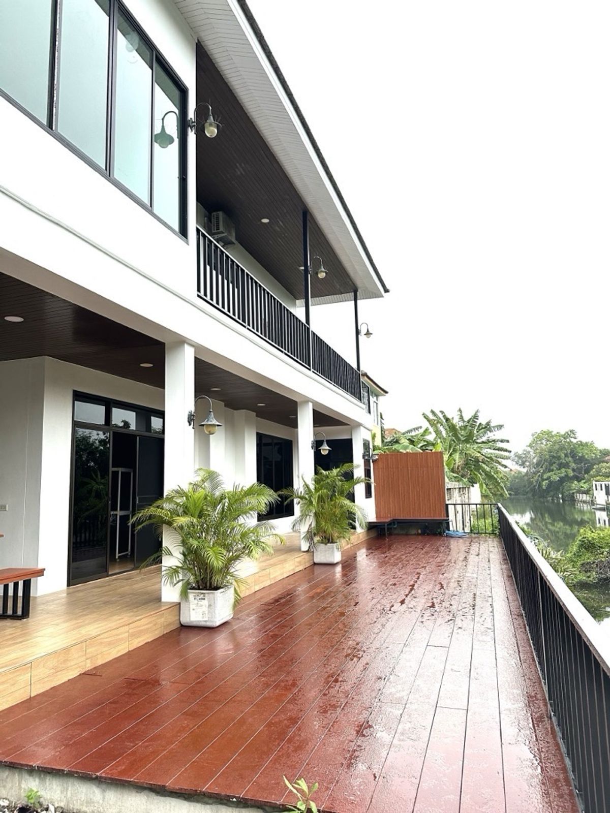 ขายบ้านปทุมธานี รังสิต ธรรมศาสตร์ : 📢👇 บ้านปรัปปรุง ตกแต่งใหม่ ทั้งหลัง อยู่ริมน้ำ บรรยากาศเงียบ สงบ ท่ามกลางธรรมชาติ ใกล้ ม.รังสิต, สนามกอล์ฟวิสต้า, Future Parkรังสิต, HomePro, Gowholesale 
