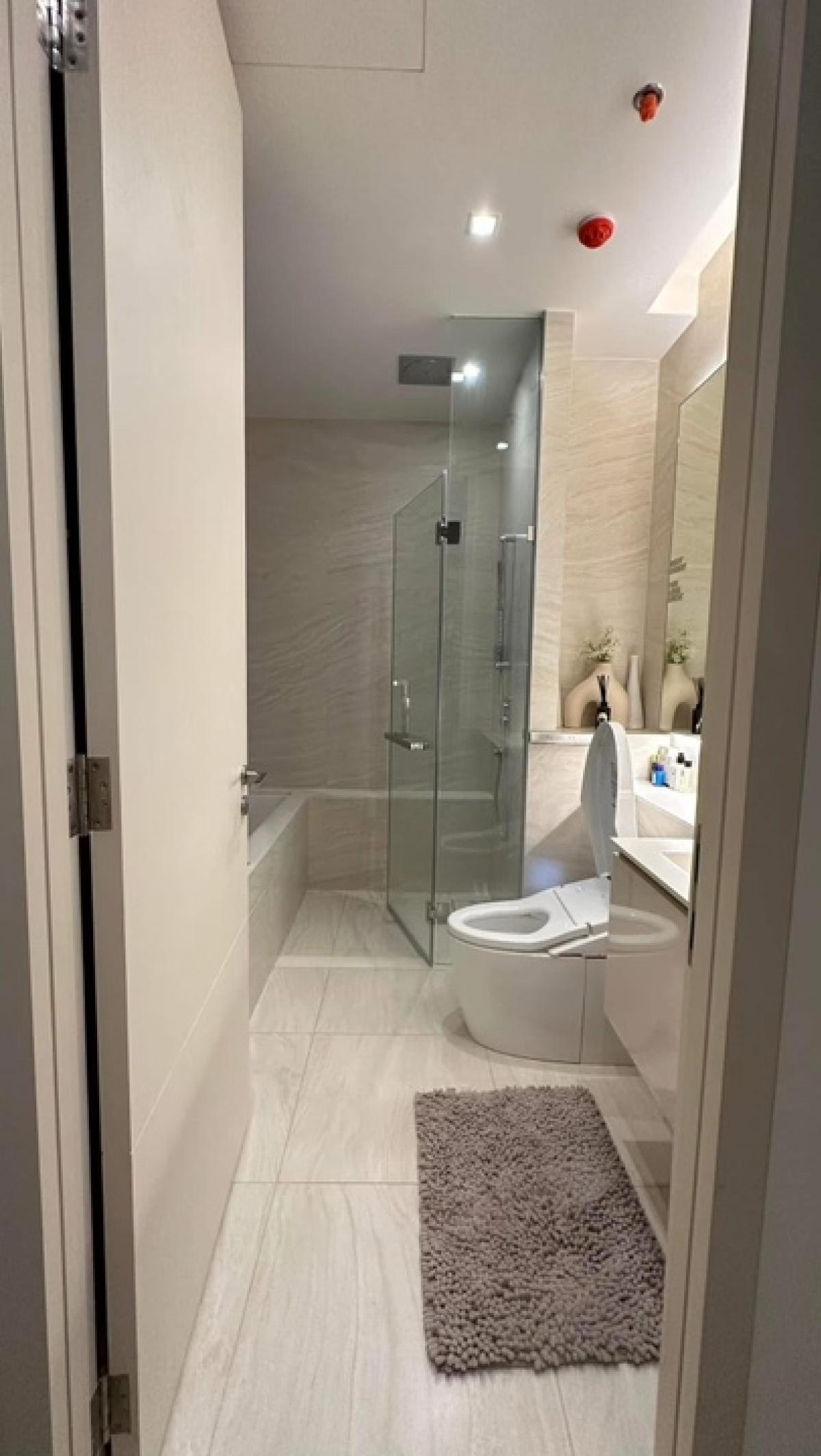 For SaleCondoSukhumvit, Asoke, Thonglor : 📢👇Available for sale December 25, one of the luxury place in Thonglor that very close to BTS and surrounding with many popular restaurants and, super market, coffee shops. Fully furnished.