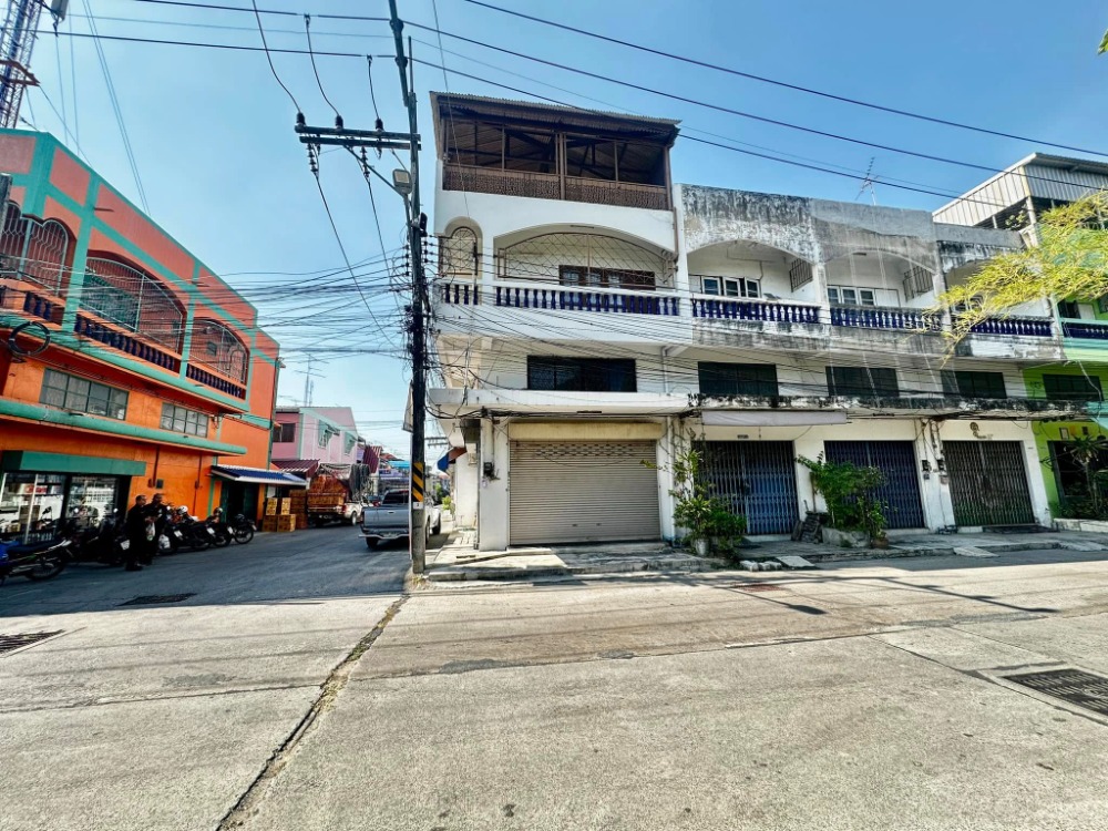 For SaleShop HousePattaya, Bangsaen, Chonburi : 3-storey commercial building in the heart of Chonburi, Soi Khao Noi, good location, the room at the front of the house is empty, no one else. Whoever owns it will be very satisfied.