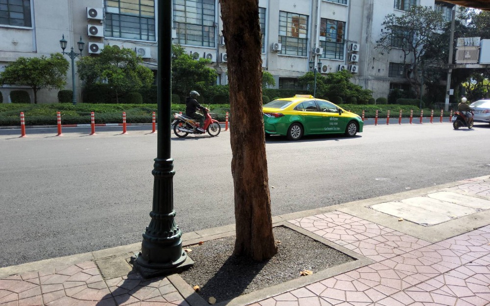 For SaleShop HouseYaowarat, Banglamphu : For sale: 2 commercial buildings with an apartment at the back, area 119 square wah, price 60 million baht, Ratchadamnoen Road area