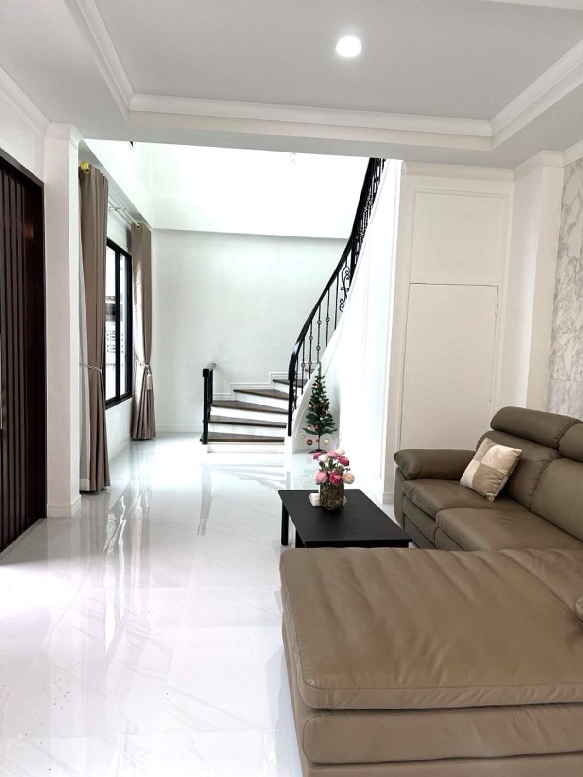 ขายบ้านปทุมธานี รังสิต ธรรมศาสตร์ : 📢👇 บ้านปรัปปรุง ตกแต่งใหม่ ทั้งหลัง อยู่ริมน้ำ บรรยากาศเงียบ สงบ ท่ามกลางธรรมชาติ ใกล้ ม.รังสิต, สนามกอล์ฟวิสต้า, Future Parkรังสิต, HomePro, Gowholesale 
