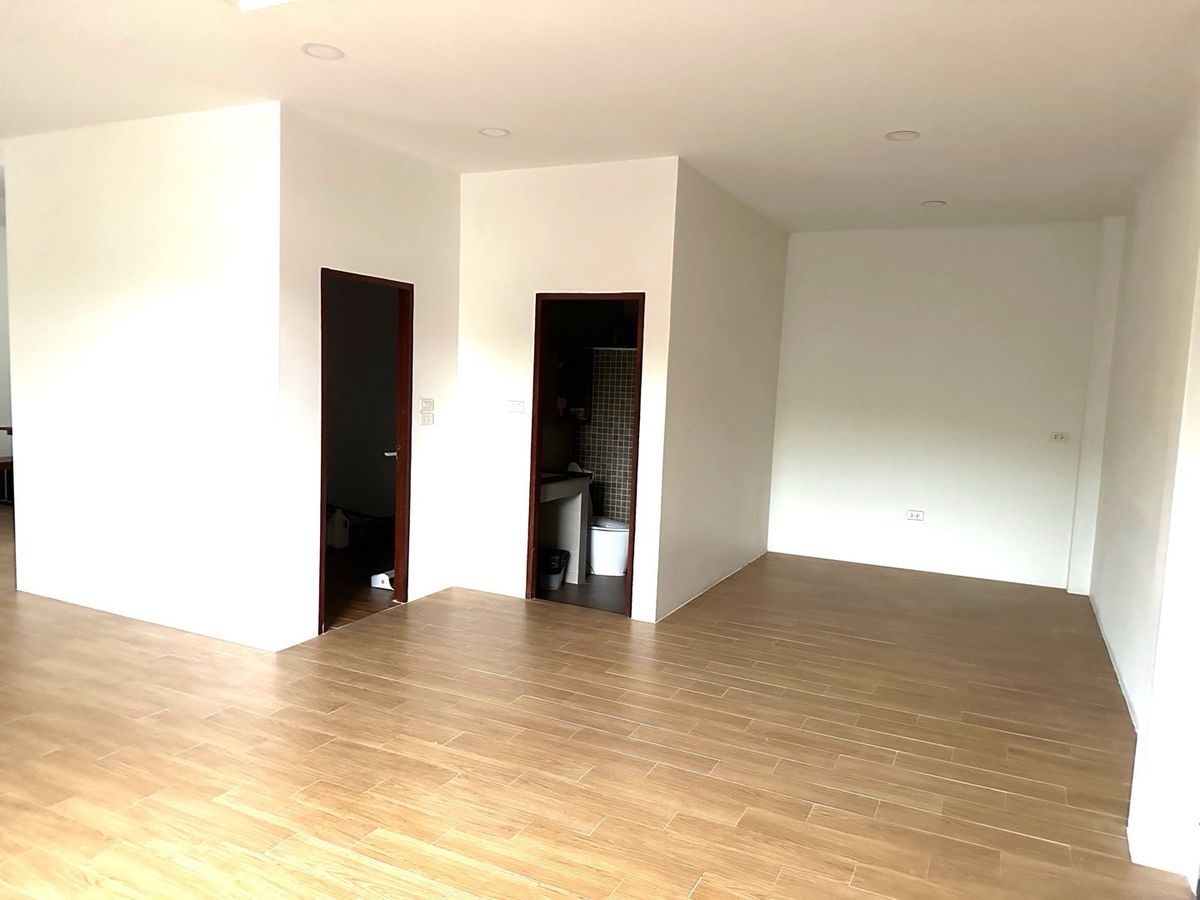 ขายบ้านปทุมธานี รังสิต ธรรมศาสตร์ : 📢👇 บ้านปรัปปรุง ตกแต่งใหม่ ทั้งหลัง อยู่ริมน้ำ บรรยากาศเงียบ สงบ ท่ามกลางธรรมชาติ ใกล้ ม.รังสิต, สนามกอล์ฟวิสต้า, Future Parkรังสิต, HomePro, Gowholesale 
