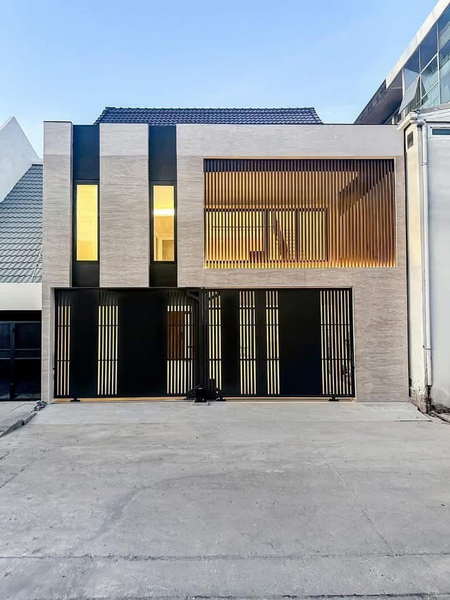 ขายทาวน์โฮมสุขุมวิท อโศก ทองหล่อ : Bangkok Town House Sukhumvit 71 BTS Phra Khanong BRE23444