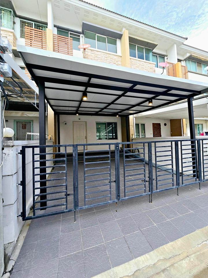 ให้เช่าบ้านลาดกระบัง สุวรรณภูมิ : 🏡  ให้เช่าทาวน์โฮม 3 ชั้น ซอย กิ่งแก้ว ซอย 37/4 เดือนละ 18,000 บาท  ใกล้โรบินสันลาดกระบัง ใกล้สนามบินสุวรรณภูมิ  มีเฟอร์นิเจอร์บางส่วน พร้อมเข้าอยู่ ✅✅
