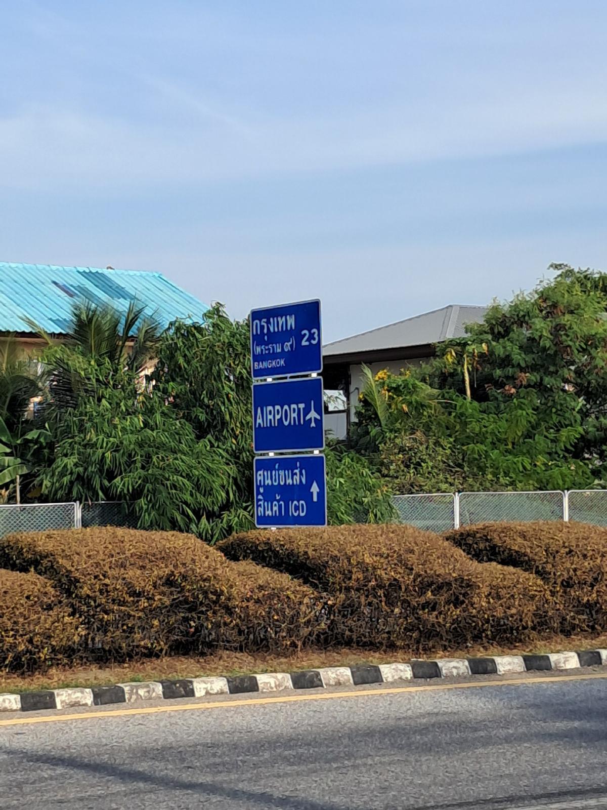 For SaleLandLadkrabang, Suwannaphum Airport : Land for sale 8-3-53 rai, approximately 42 meters wide Located at the entrance to Lat Krabang, inbound, suitable for village and advertisement, warehouse