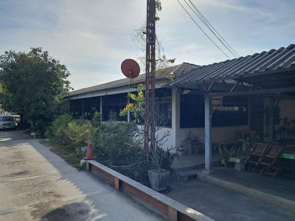 For SaleLandLadkrabang, Suwannaphum Airport : Land for sale 8-3-53 rai, approximately 42 meters wide Located at the entrance to Lat Krabang, inbound, suitable for village and advertisement, warehouse