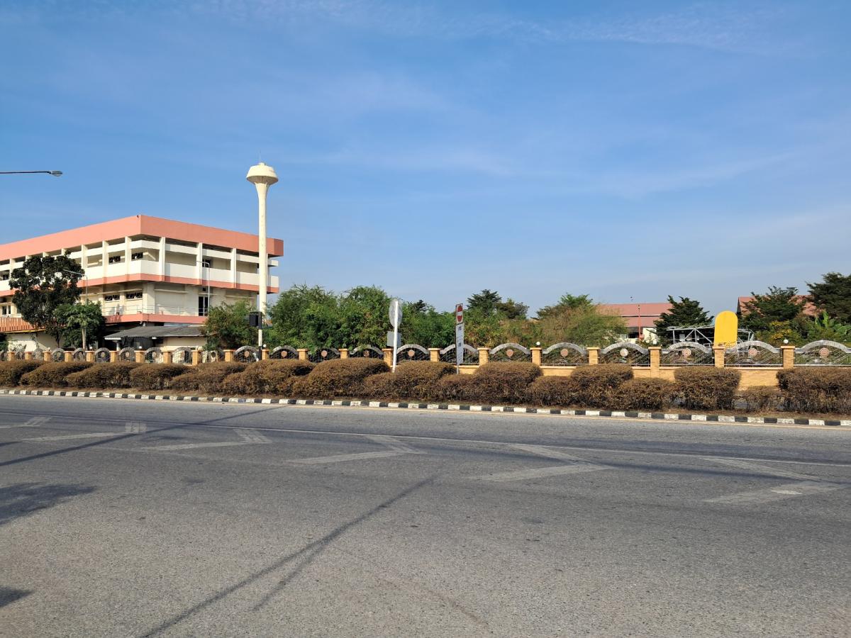For SaleLandLadkrabang, Suwannaphum Airport : Land for sale 8-3-53 rai, approximately 42 meters wide Located at the entrance to Lat Krabang, inbound, suitable for village and advertisement, warehouse