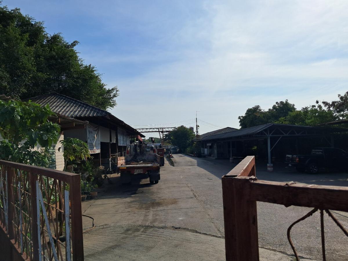 For SaleLandLadkrabang, Suwannaphum Airport : Land for sale 8-3-53 rai, approximately 42 meters wide Located at the entrance to Lat Krabang, inbound, suitable for village and advertisement, warehouse