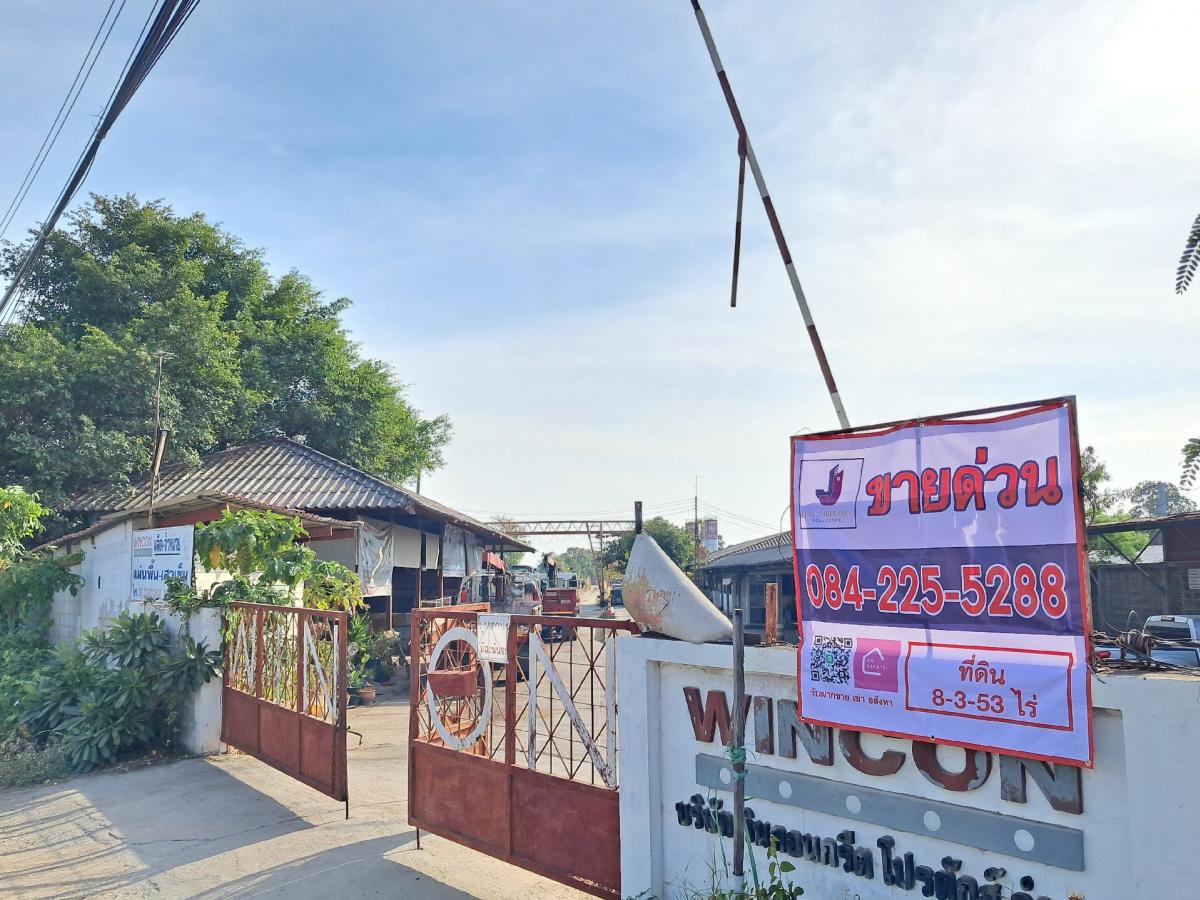 ขายที่ดินลาดกระบัง สุวรรณภูมิ : ขายที่ดิน ขนาด 8-3-53 ไร่ หน้ากว้างประมาณ42เมตร อยู่ตรงทางออกด่านลาดกระบัง ขาเข้า เหมาะทำหมู่บ้านและติดป้ายโฆษณา โกดัง
