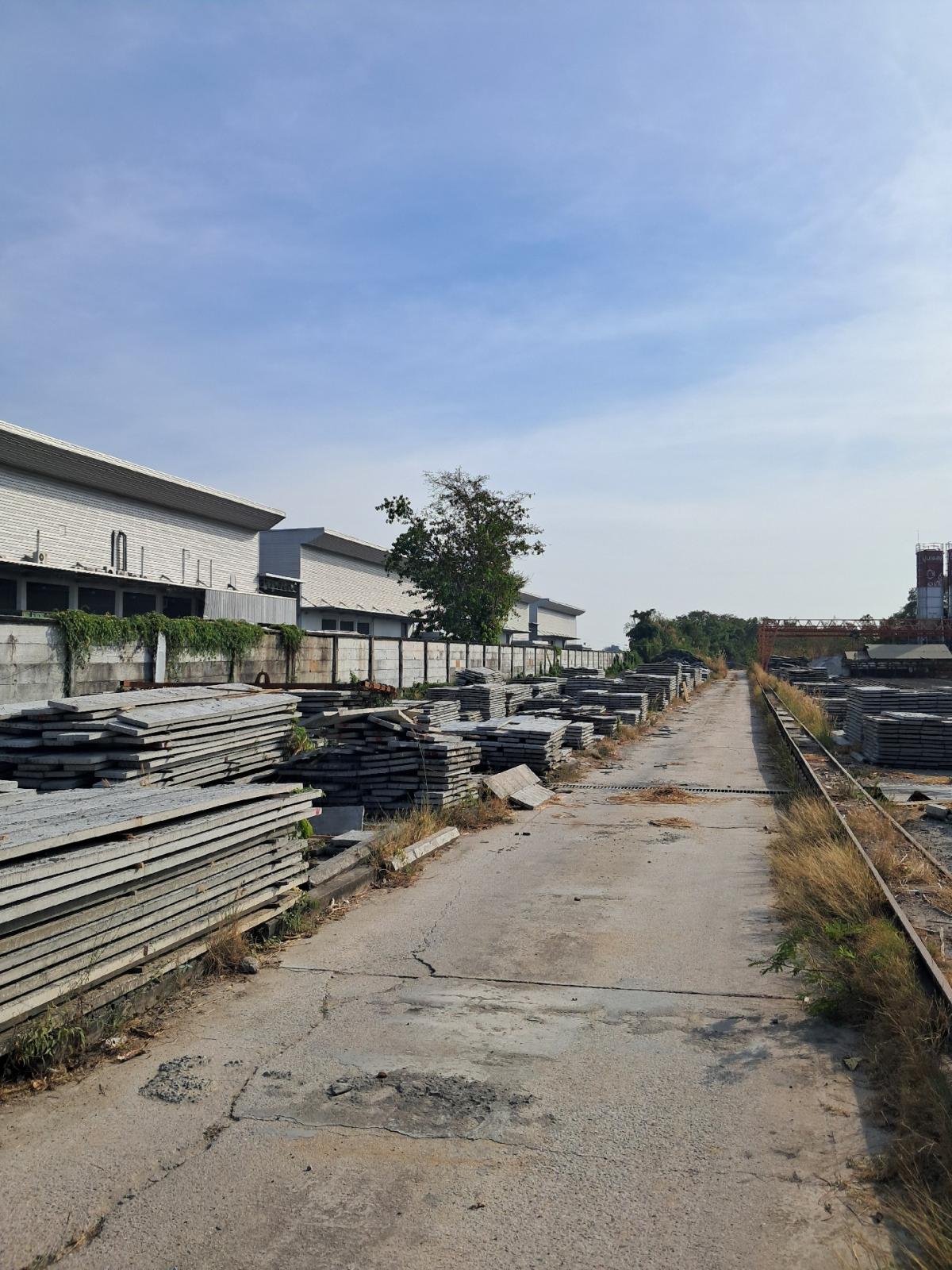 For SaleLandLadkrabang, Suwannaphum Airport : Land for sale 8-3-53 rai, approximately 42 meters wide Located at the entrance to Lat Krabang, inbound, suitable for village and advertisement, warehouse