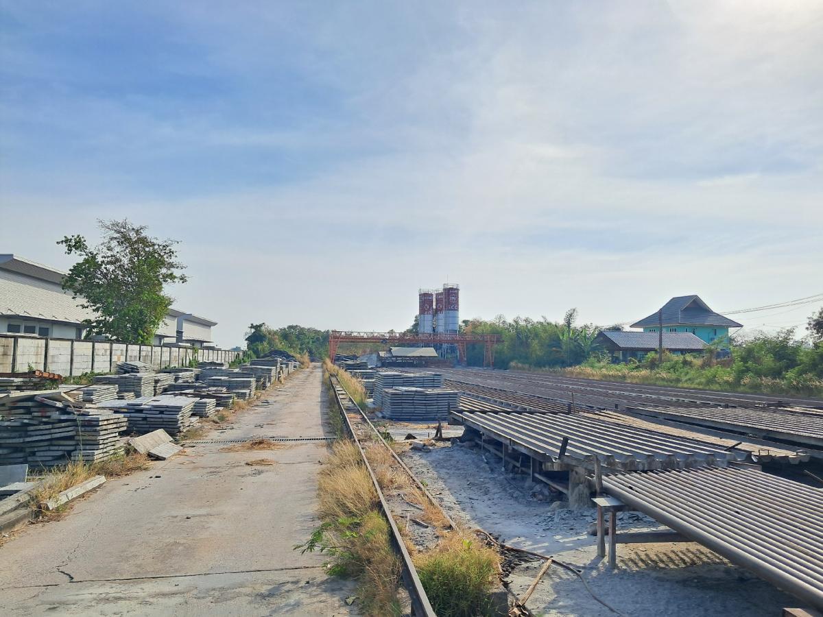 For SaleLandLadkrabang, Suwannaphum Airport : Land for sale 8-3-53 rai, approximately 42 meters wide Located at the entrance to Lat Krabang, inbound, suitable for village and advertisement, warehouse