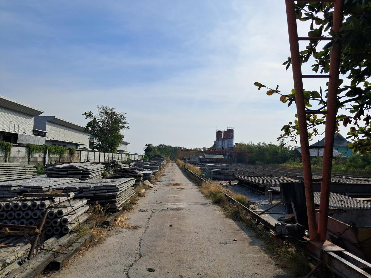 For SaleLandLadkrabang, Suwannaphum Airport : Land for sale 8-3-53 rai, approximately 42 meters wide Located at the entrance to Lat Krabang, inbound, suitable for village and advertisement, warehouse