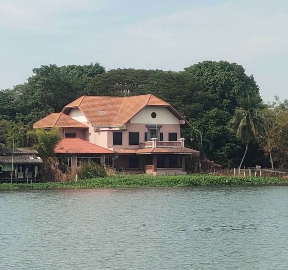 For SaleLandNakhon Pathom : Land for sale on the banks of the Nakhon Chai Si River, size 2 rai, with 3 houses