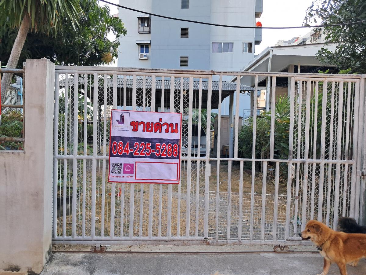 For SaleLandLadprao101, Happy Land, The Mall Bang Kapi : Land for sale is cheaper than the side, size 100 sq.m. in Soi Lat Phrao 87, Junction 6, near MRT Lat Phrao 83. In the past, there was a house, there was a house number, water meter, a copy of the house registration than the road.