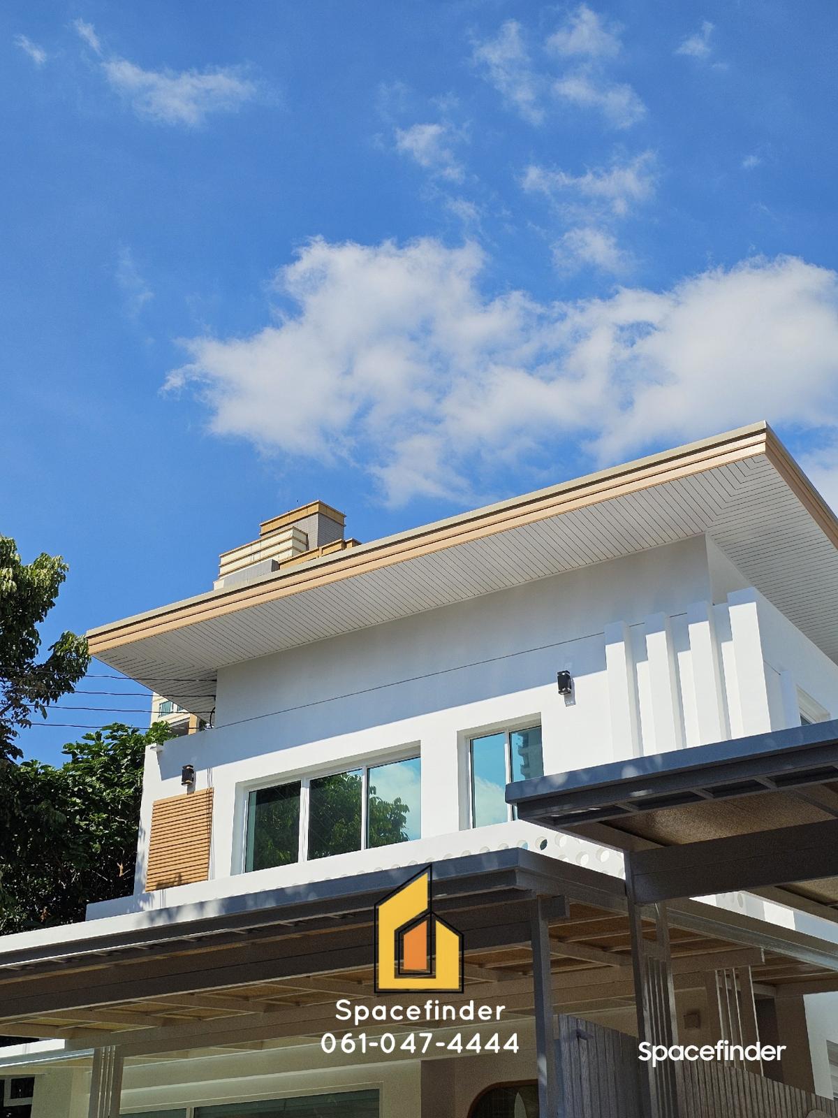 For RentHouseSukhumvit, Asoke, Thonglor : 3 Bedrooms House For Rent In Ekkamai Area with Private poolUsable Area : 300 sq.m.2 Storeys3Bedrooms (all with en-suite bathrooms)4 BathroomsMaidroom2 car parking spotsEuropean Kitchen (Electric Hop & built-in oven)Semi-furnished with elect