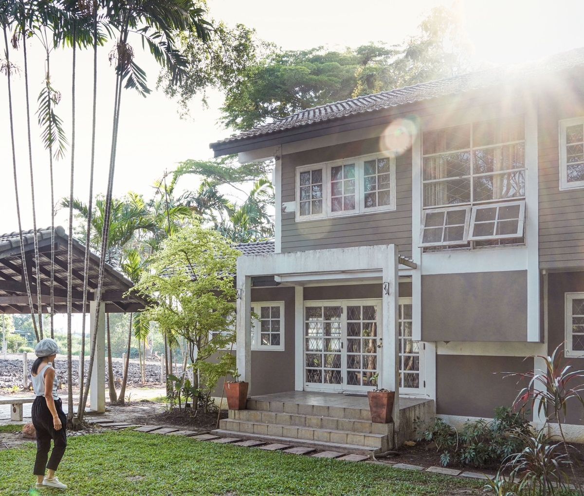 ขายบ้านมีนบุรี-ร่มเกล้า : ขายบ้านสวย ร่มรื่น เคยใช้เป็นเรือนรับรองแขกของการบินไทยมาก่อน มีบ้านทั้งหมด 3 หลัง พื้นที่ 3 ไร่ 84 ตารางวา ราคา 21 ลบ. ด้านหน้าติดถนน ด้านหลังติดคลอง  แถวหนองจอก สนใจติดต่อปุ้ย 08-9920-9893 ราคาคุยได้ค่ะ ขายด่วน