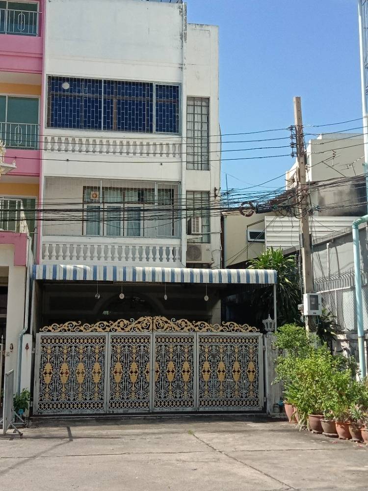 For RentTownhomeSathorn, Narathiwat : Townhouse for rent, Charoen Krung area, near Asiatique The Riverfront, only 1 minute away.