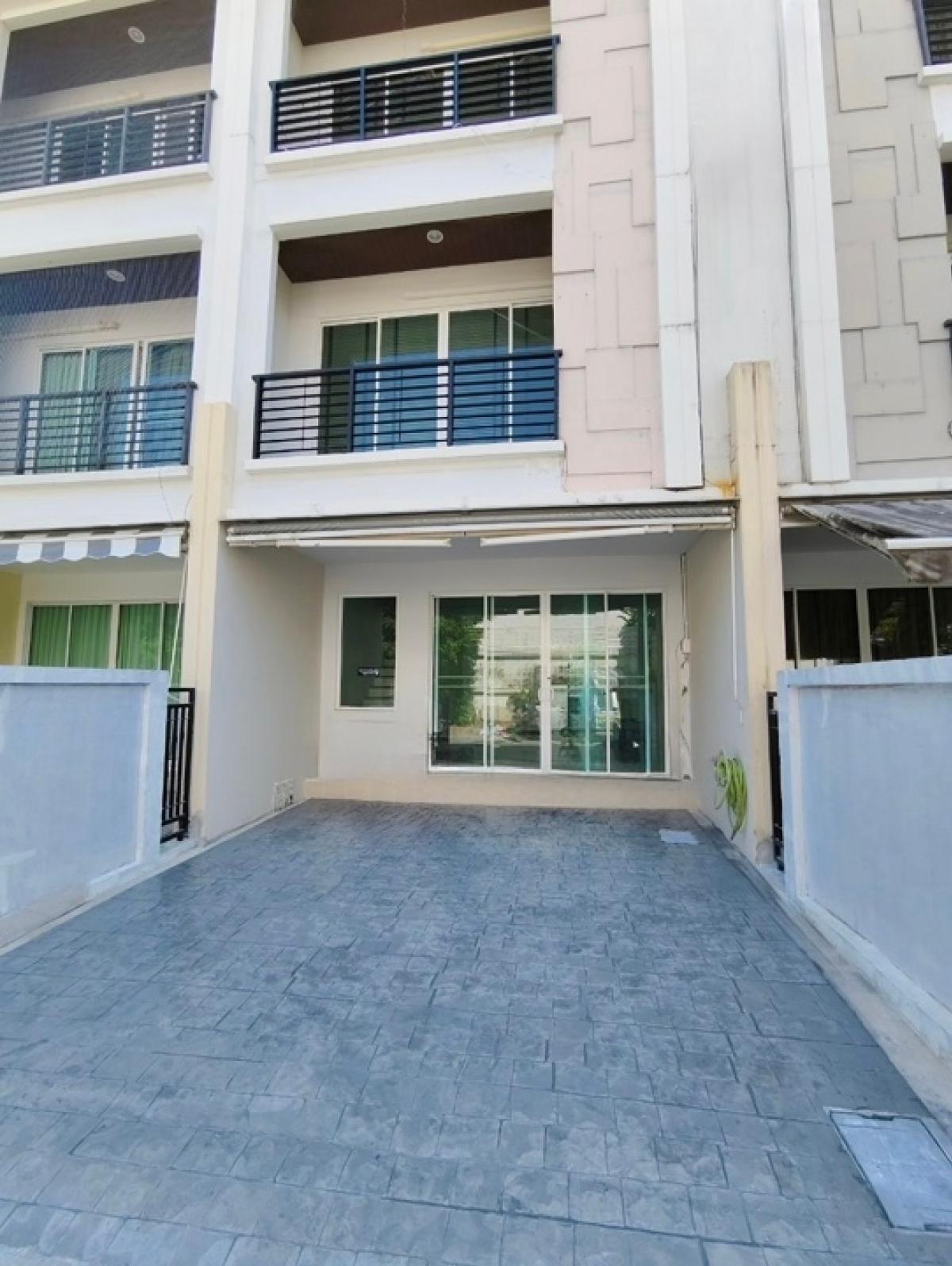 For RentTownhomePattanakan, Srinakarin : House for rent, 3-storey townhouse, 3 bedrooms, 3 bathrooms, usable area 167 sq m., can be used as an office and a residence, Baan Klang Muang S-Sense Srinakarin project, located on the main road, opposite Seacon Square, Paradise Park
