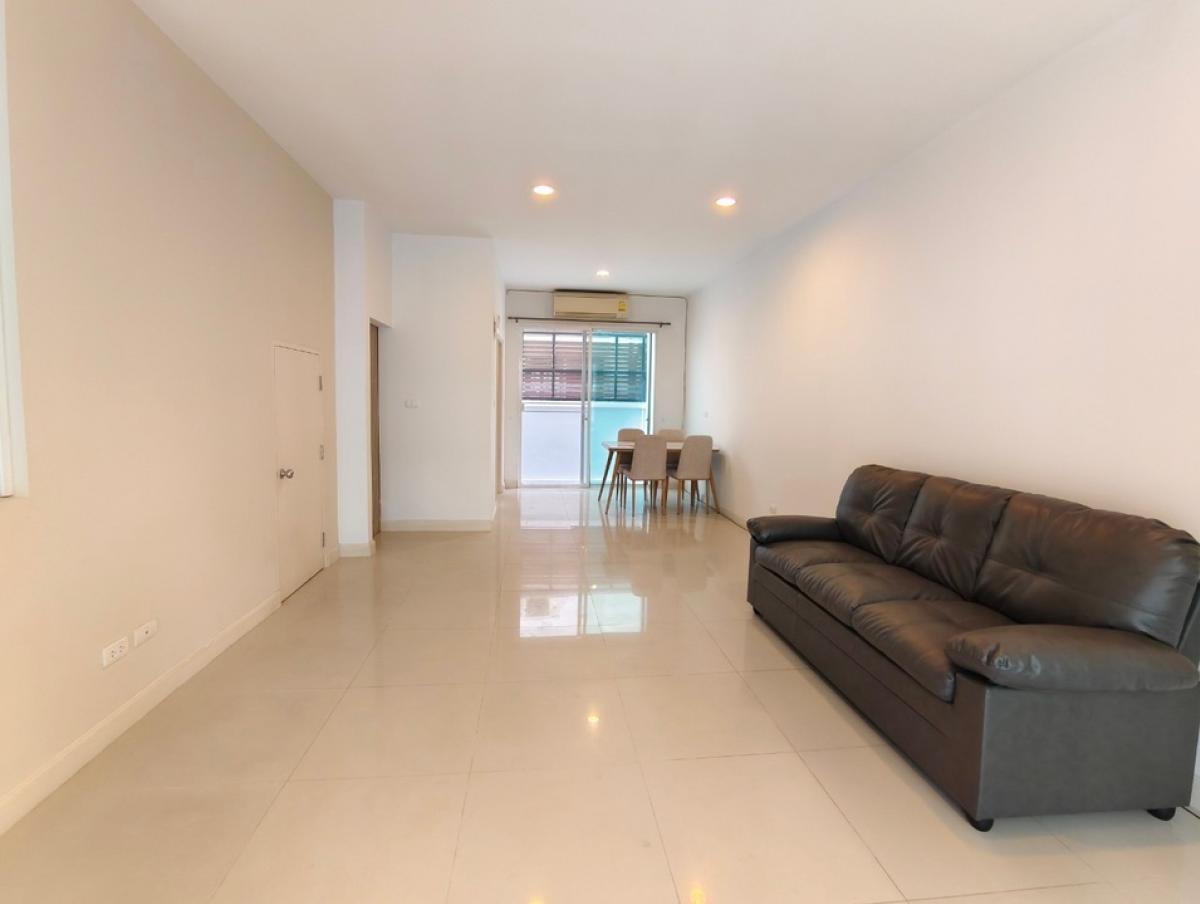 For RentTownhomePattanakan, Srinakarin : House for rent, 3-storey townhouse, 3 bedrooms, 3 bathrooms, usable area 167 sq m., can be used as an office and a residence, Baan Klang Muang S-Sense Srinakarin project, located on the main road, opposite Seacon Square, Paradise Park