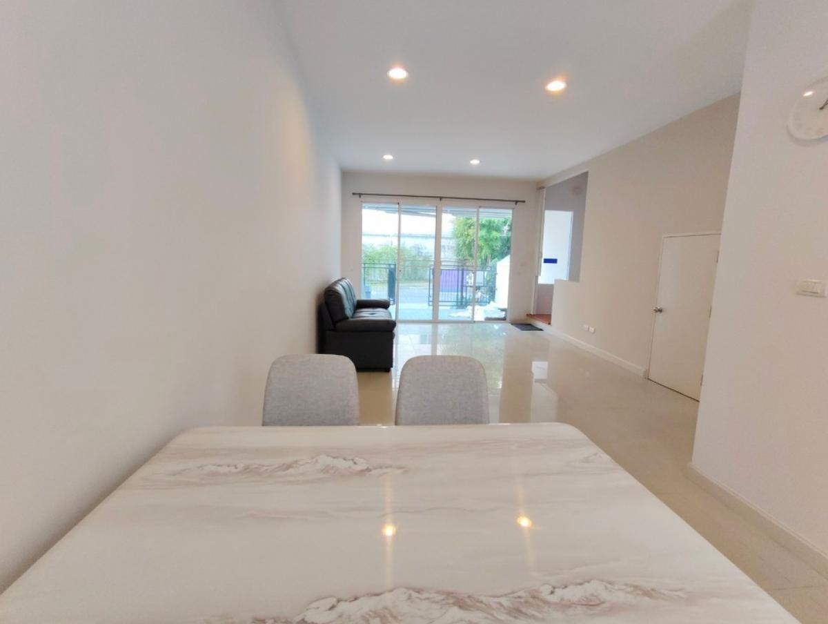 For RentTownhomePattanakan, Srinakarin : House for rent, 3-storey townhouse, 3 bedrooms, 3 bathrooms, usable area 167 sq m., can be used as an office and a residence, Baan Klang Muang S-Sense Srinakarin project, located on the main road, opposite Seacon Square, Paradise Park