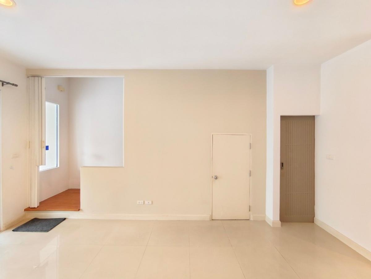 For RentTownhomePattanakan, Srinakarin : House for rent, 3-storey townhouse, 3 bedrooms, 3 bathrooms, usable area 167 sq m., can be used as an office and a residence, Baan Klang Muang S-Sense Srinakarin project, located on the main road, opposite Seacon Square, Paradise Park