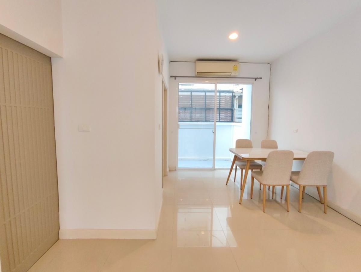 For RentTownhomePattanakan, Srinakarin : House for rent, 3-storey townhouse, 3 bedrooms, 3 bathrooms, usable area 167 sq m., can be used as an office and a residence, Baan Klang Muang S-Sense Srinakarin project, located on the main road, opposite Seacon Square, Paradise Park