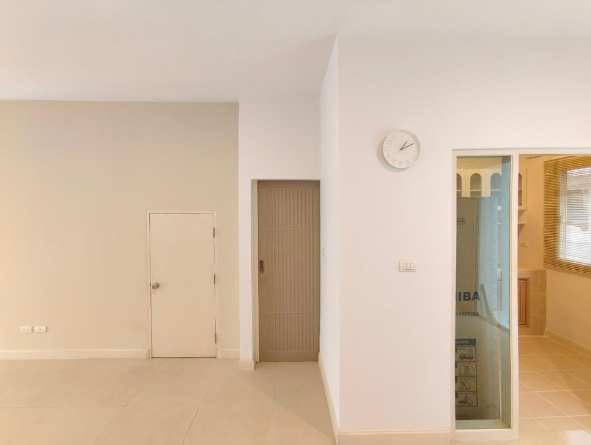 For RentTownhomePattanakan, Srinakarin : House for rent, 3-storey townhouse, 3 bedrooms, 3 bathrooms, usable area 167 sq m., can be used as an office and a residence, Baan Klang Muang S-Sense Srinakarin project, located on the main road, opposite Seacon Square, Paradise Park