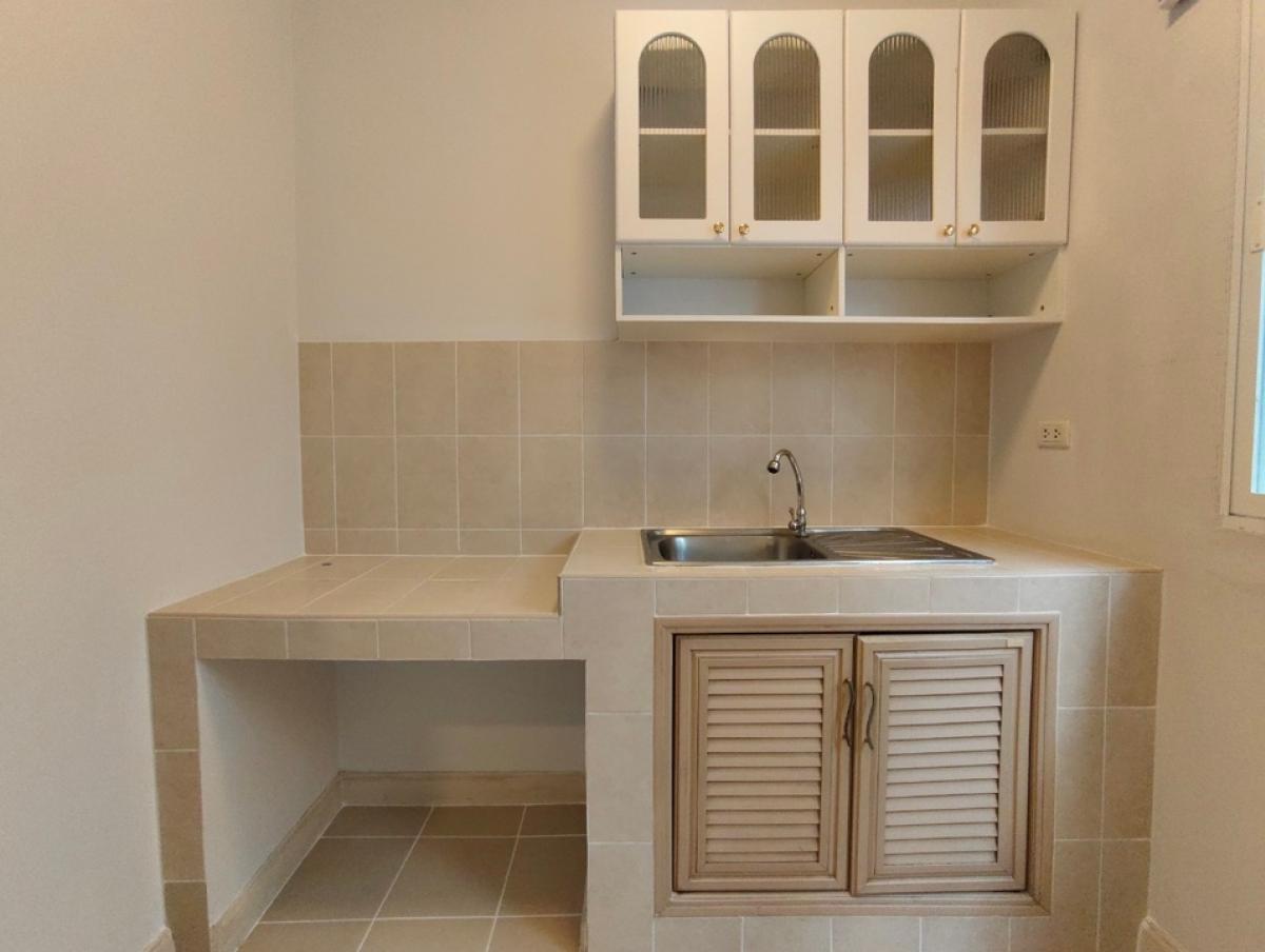 For RentTownhomePattanakan, Srinakarin : House for rent, 3-storey townhouse, 3 bedrooms, 3 bathrooms, usable area 167 sq m., can be used as an office and a residence, Baan Klang Muang S-Sense Srinakarin project, located on the main road, opposite Seacon Square, Paradise Park