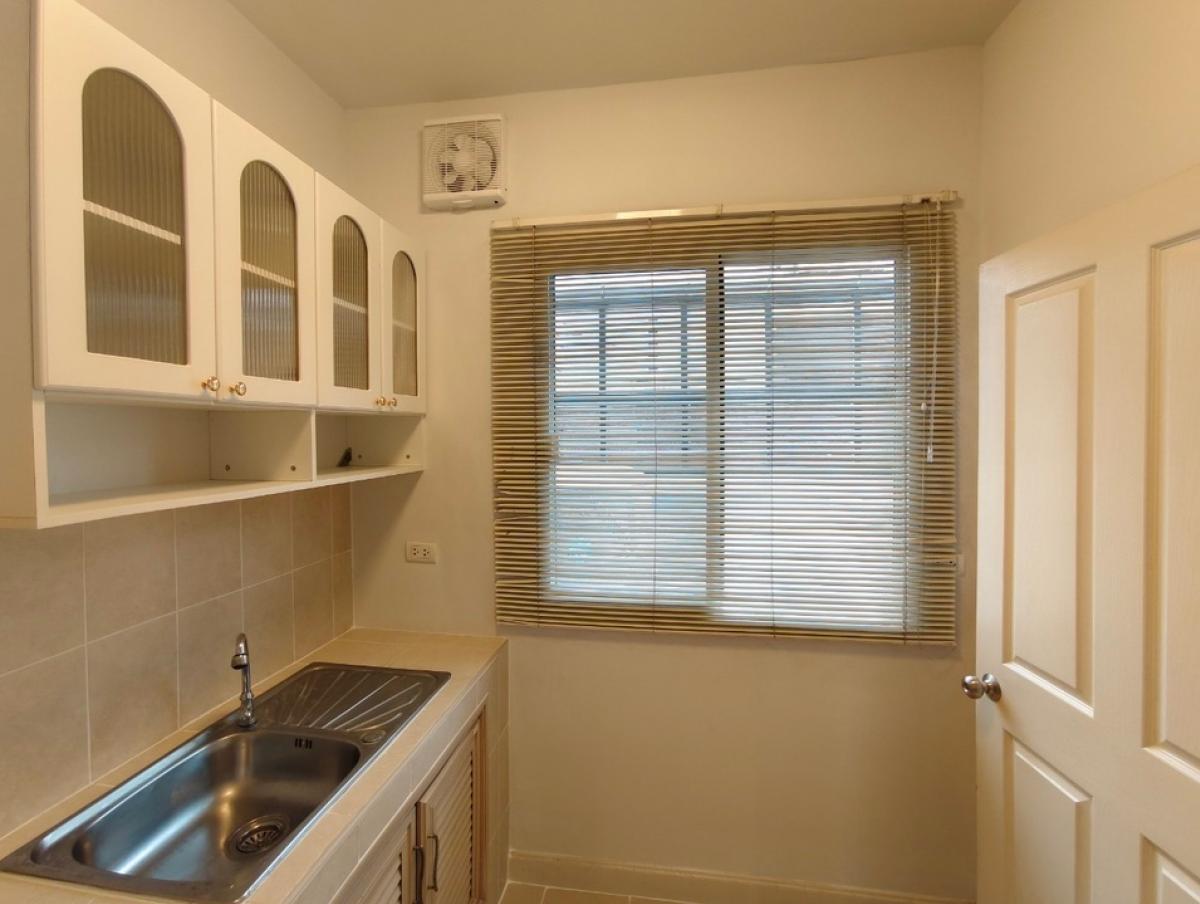 For RentTownhomePattanakan, Srinakarin : House for rent, 3-storey townhouse, 3 bedrooms, 3 bathrooms, usable area 167 sq m., can be used as an office and a residence, Baan Klang Muang S-Sense Srinakarin project, located on the main road, opposite Seacon Square, Paradise Park