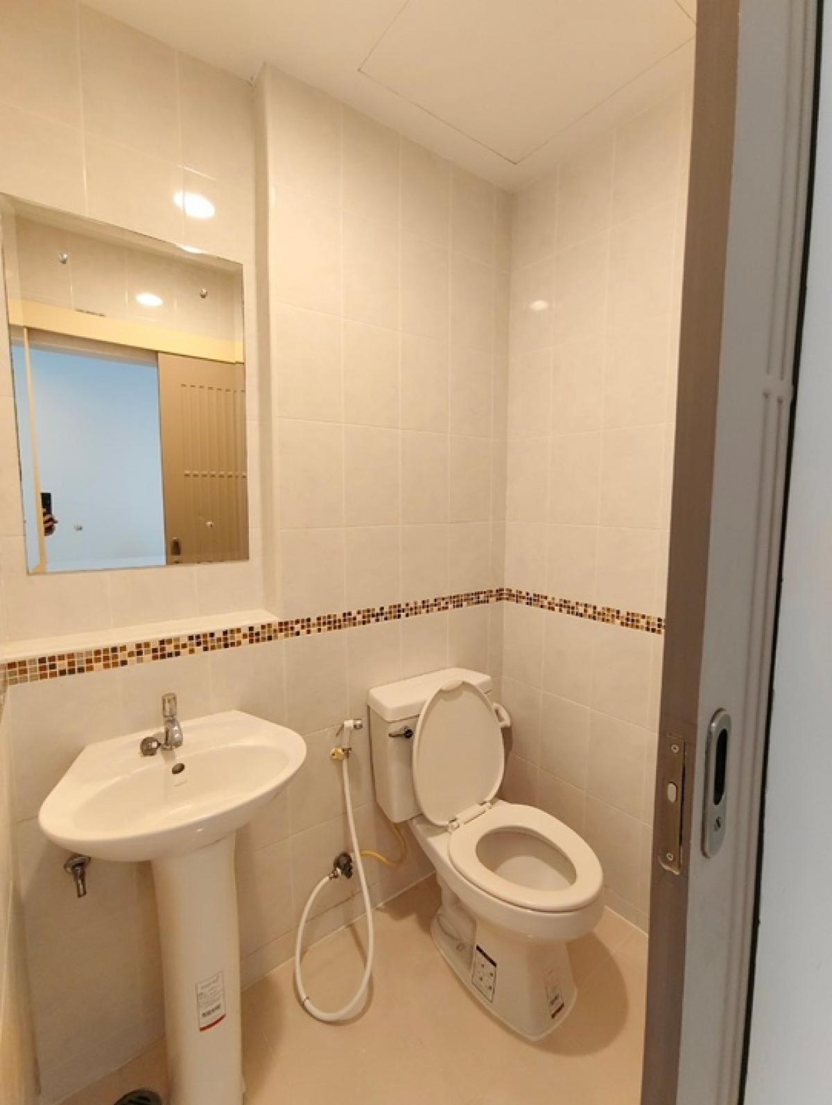 For RentTownhomePattanakan, Srinakarin : House for rent, 3-storey townhouse, 3 bedrooms, 3 bathrooms, usable area 167 sq m., can be used as an office and a residence, Baan Klang Muang S-Sense Srinakarin project, located on the main road, opposite Seacon Square, Paradise Park