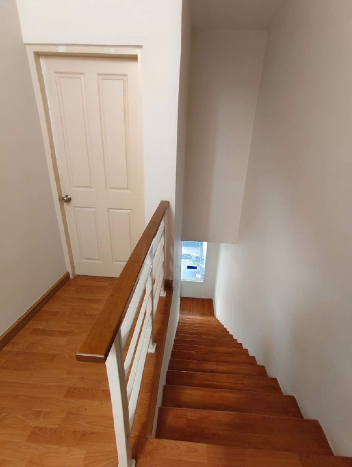 For RentTownhomePattanakan, Srinakarin : House for rent, 3-storey townhouse, 3 bedrooms, 3 bathrooms, usable area 167 sq m., can be used as an office and a residence, Baan Klang Muang S-Sense Srinakarin project, located on the main road, opposite Seacon Square, Paradise Park