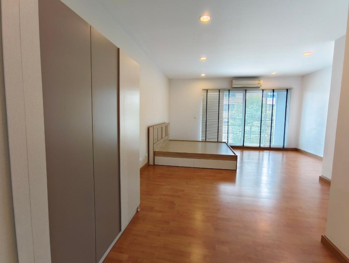 For RentTownhomePattanakan, Srinakarin : House for rent, 3-storey townhouse, 3 bedrooms, 3 bathrooms, usable area 167 sq m., can be used as an office and a residence, Baan Klang Muang S-Sense Srinakarin project, located on the main road, opposite Seacon Square, Paradise Park