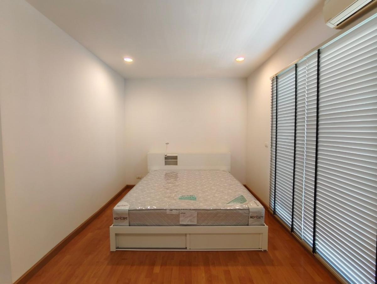 For RentTownhomePattanakan, Srinakarin : House for rent, 3-storey townhouse, 3 bedrooms, 3 bathrooms, usable area 167 sq m., can be used as an office and a residence, Baan Klang Muang S-Sense Srinakarin project, located on the main road, opposite Seacon Square, Paradise Park