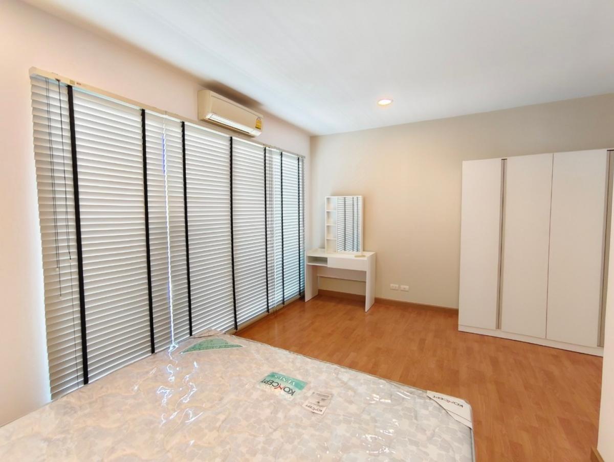 For RentTownhomePattanakan, Srinakarin : House for rent, 3-storey townhouse, 3 bedrooms, 3 bathrooms, usable area 167 sq m., can be used as an office and a residence, Baan Klang Muang S-Sense Srinakarin project, located on the main road, opposite Seacon Square, Paradise Park