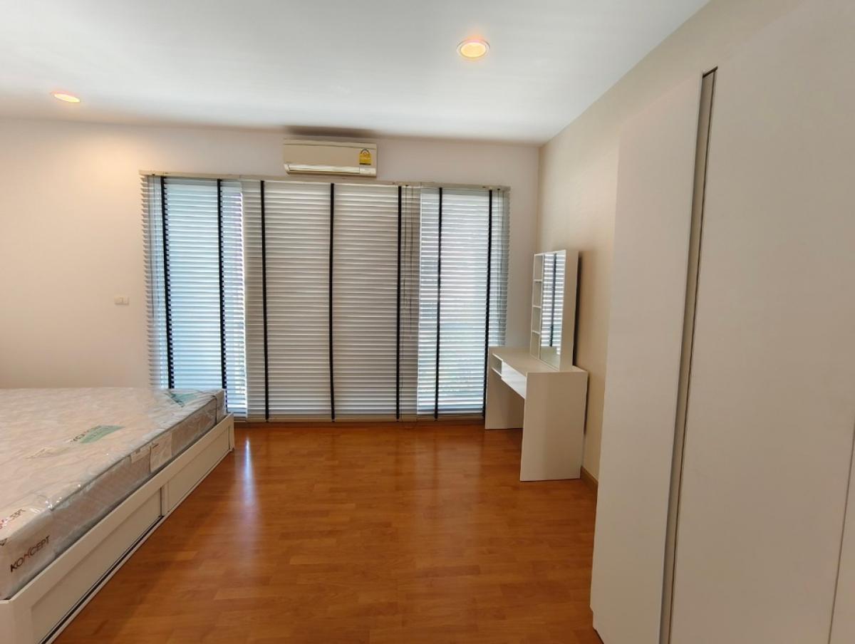 For RentTownhomePattanakan, Srinakarin : House for rent, 3-storey townhouse, 3 bedrooms, 3 bathrooms, usable area 167 sq m., can be used as an office and a residence, Baan Klang Muang S-Sense Srinakarin project, located on the main road, opposite Seacon Square, Paradise Park