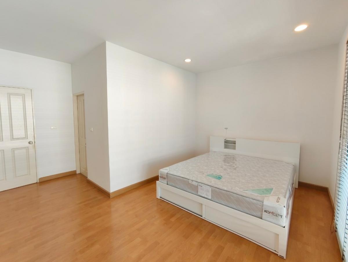 For RentTownhomePattanakan, Srinakarin : House for rent, 3-storey townhouse, 3 bedrooms, 3 bathrooms, usable area 167 sq m., can be used as an office and a residence, Baan Klang Muang S-Sense Srinakarin project, located on the main road, opposite Seacon Square, Paradise Park