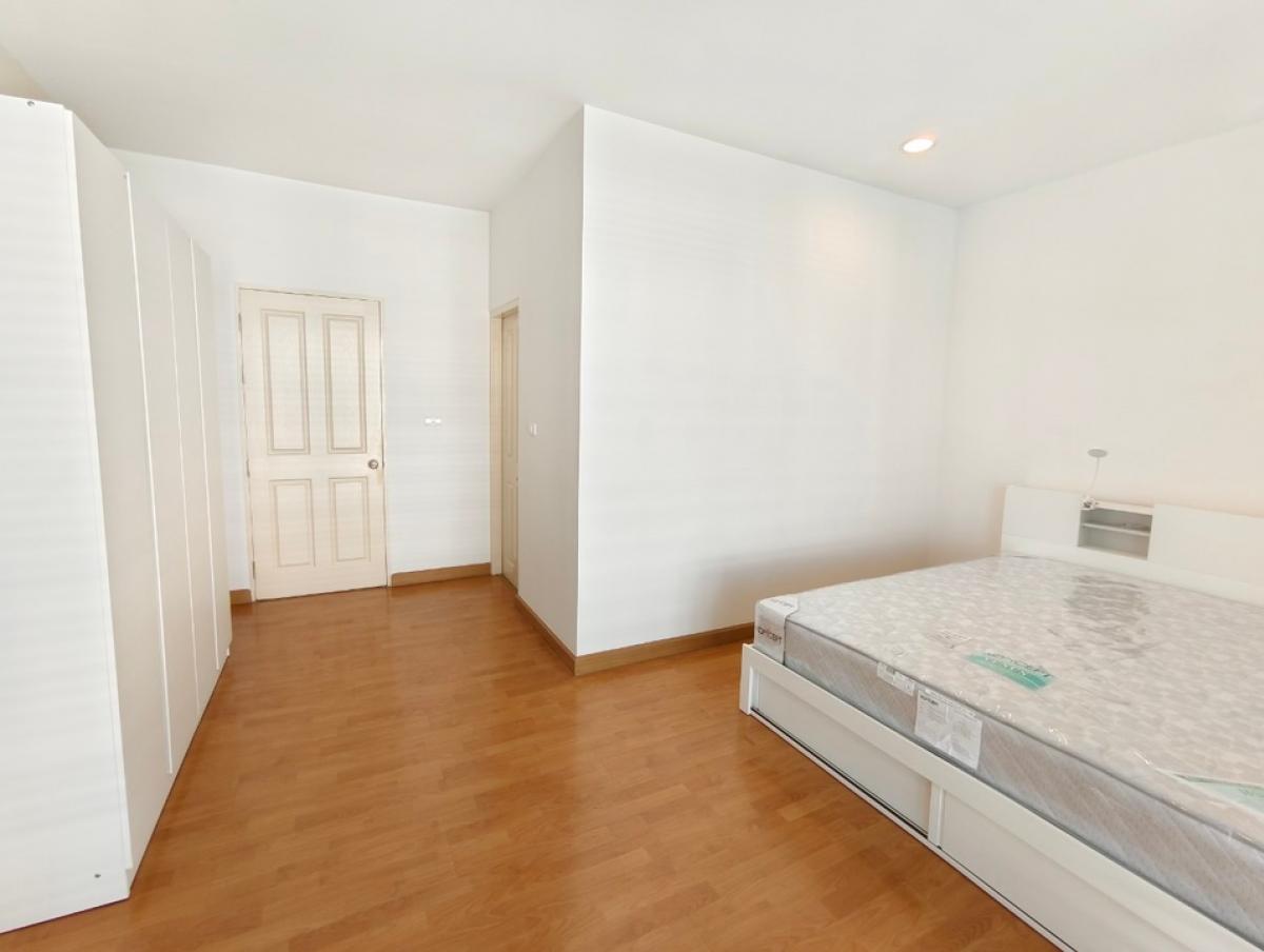 For RentTownhomePattanakan, Srinakarin : House for rent, 3-storey townhouse, 3 bedrooms, 3 bathrooms, usable area 167 sq m., can be used as an office and a residence, Baan Klang Muang S-Sense Srinakarin project, located on the main road, opposite Seacon Square, Paradise Park