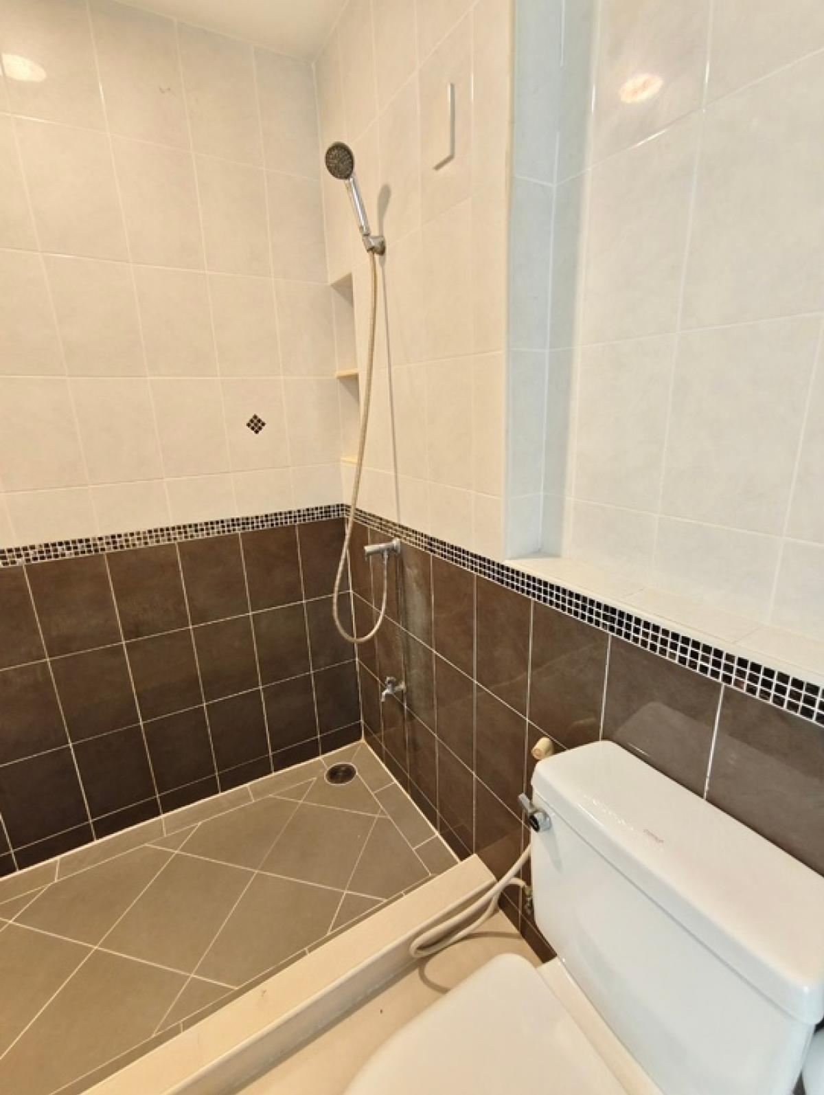 For RentTownhomePattanakan, Srinakarin : House for rent, 3-storey townhouse, 3 bedrooms, 3 bathrooms, usable area 167 sq m., can be used as an office and a residence, Baan Klang Muang S-Sense Srinakarin project, located on the main road, opposite Seacon Square, Paradise Park