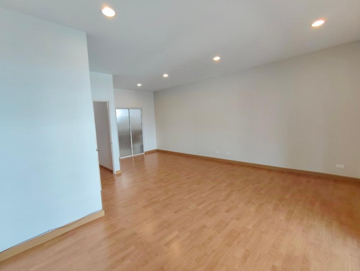 For RentTownhomePattanakan, Srinakarin : House for rent, 3-storey townhouse, 3 bedrooms, 3 bathrooms, usable area 167 sq m., can be used as an office and a residence, Baan Klang Muang S-Sense Srinakarin project, located on the main road, opposite Seacon Square, Paradise Park