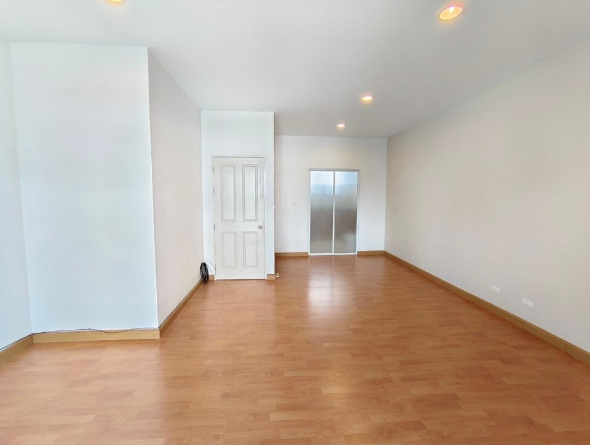 For RentTownhomePattanakan, Srinakarin : House for rent, 3-storey townhouse, 3 bedrooms, 3 bathrooms, usable area 167 sq m., can be used as an office and a residence, Baan Klang Muang S-Sense Srinakarin project, located on the main road, opposite Seacon Square, Paradise Park