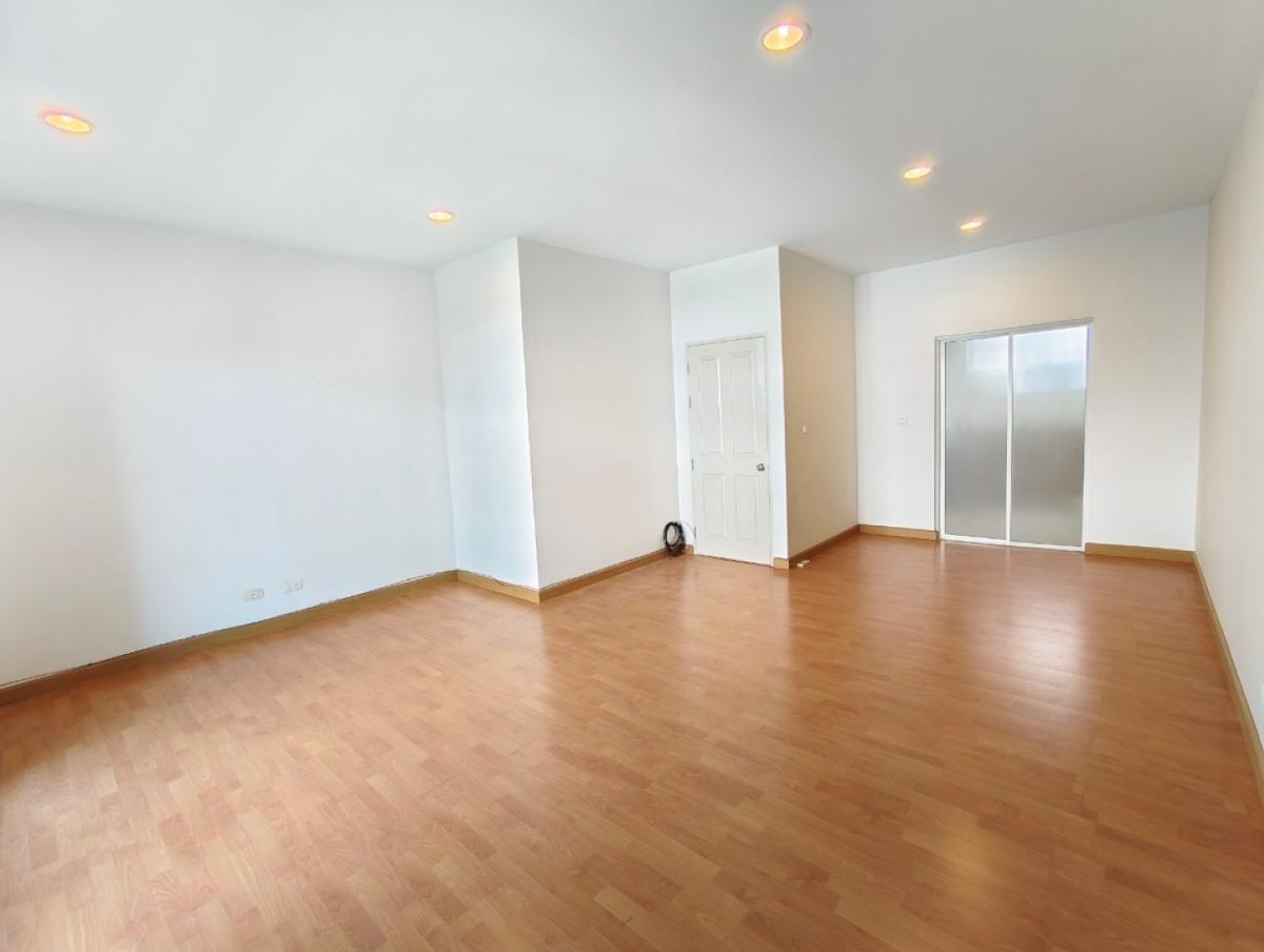 For RentTownhomePattanakan, Srinakarin : House for rent, 3-storey townhouse, 3 bedrooms, 3 bathrooms, usable area 167 sq m., can be used as an office and a residence, Baan Klang Muang S-Sense Srinakarin project, located on the main road, opposite Seacon Square, Paradise Park