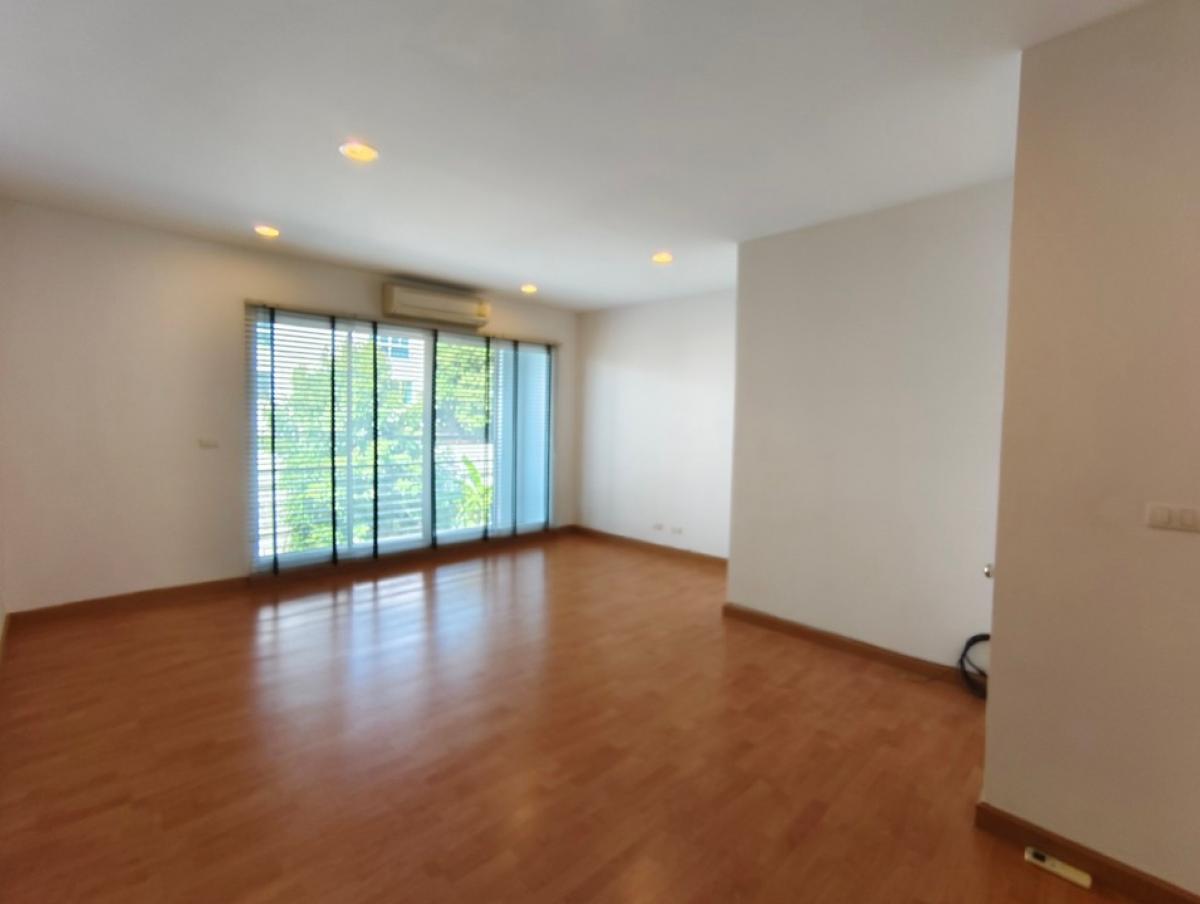 For RentTownhomePattanakan, Srinakarin : House for rent, 3-storey townhouse, 3 bedrooms, 3 bathrooms, usable area 167 sq m., can be used as an office and a residence, Baan Klang Muang S-Sense Srinakarin project, located on the main road, opposite Seacon Square, Paradise Park