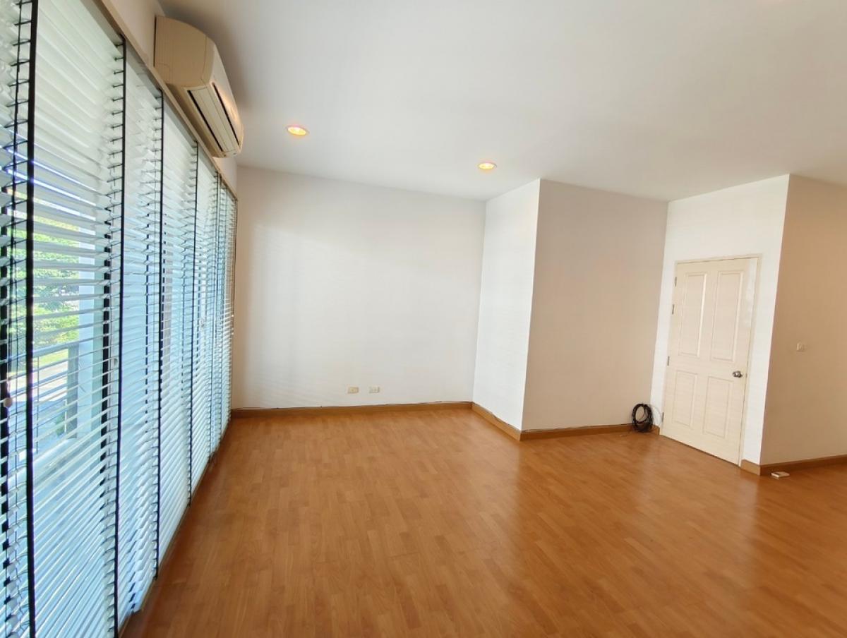 For RentTownhomePattanakan, Srinakarin : House for rent, 3-storey townhouse, 3 bedrooms, 3 bathrooms, usable area 167 sq m., can be used as an office and a residence, Baan Klang Muang S-Sense Srinakarin project, located on the main road, opposite Seacon Square, Paradise Park