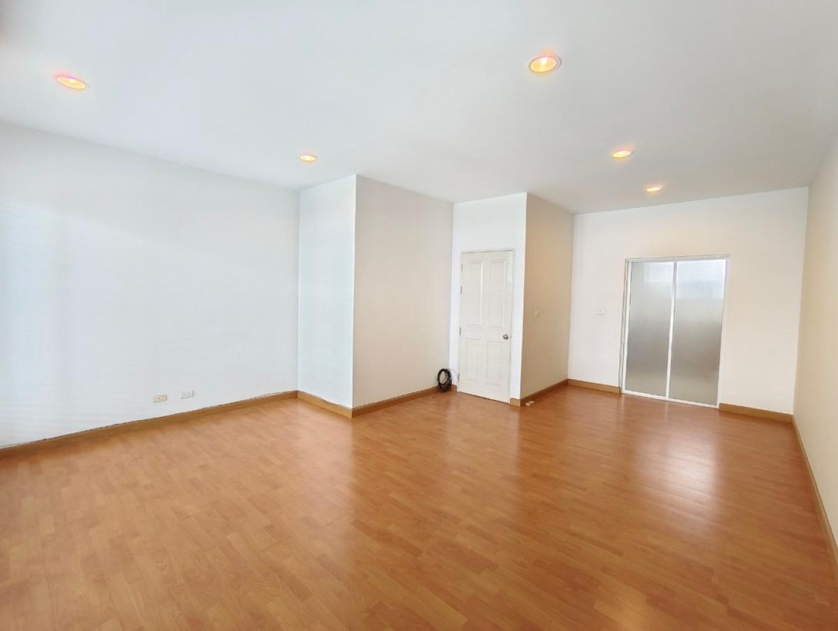 For RentTownhomePattanakan, Srinakarin : House for rent, 3-storey townhouse, 3 bedrooms, 3 bathrooms, usable area 167 sq m., can be used as an office and a residence, Baan Klang Muang S-Sense Srinakarin project, located on the main road, opposite Seacon Square, Paradise Park