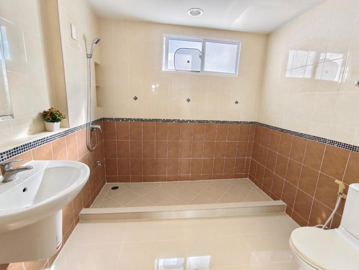 For RentTownhomePattanakan, Srinakarin : House for rent, 3-storey townhouse, 3 bedrooms, 3 bathrooms, usable area 167 sq m., can be used as an office and a residence, Baan Klang Muang S-Sense Srinakarin project, located on the main road, opposite Seacon Square, Paradise Park