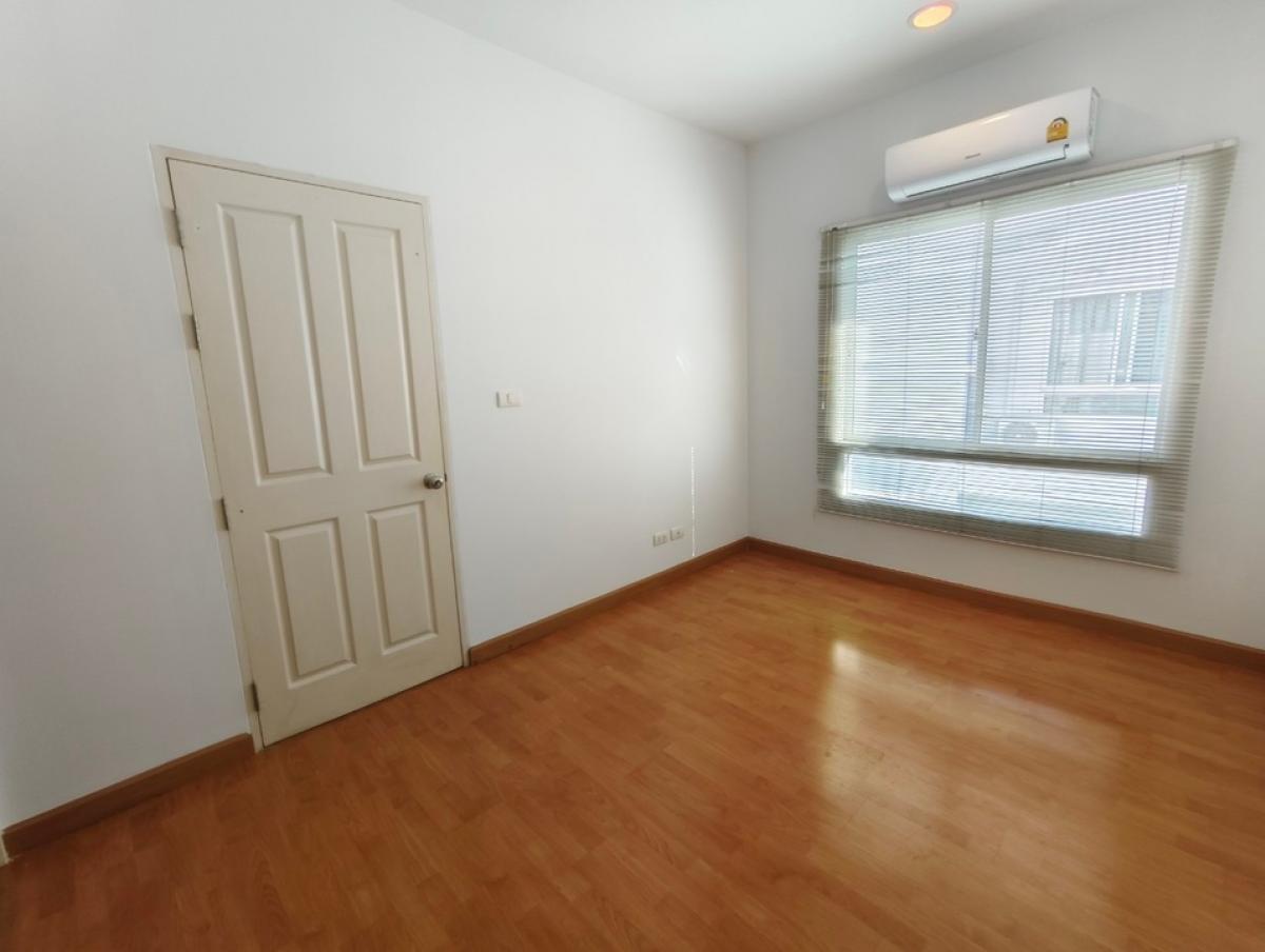 For RentTownhomePattanakan, Srinakarin : House for rent, 3-storey townhouse, 3 bedrooms, 3 bathrooms, usable area 167 sq m., can be used as an office and a residence, Baan Klang Muang S-Sense Srinakarin project, located on the main road, opposite Seacon Square, Paradise Park