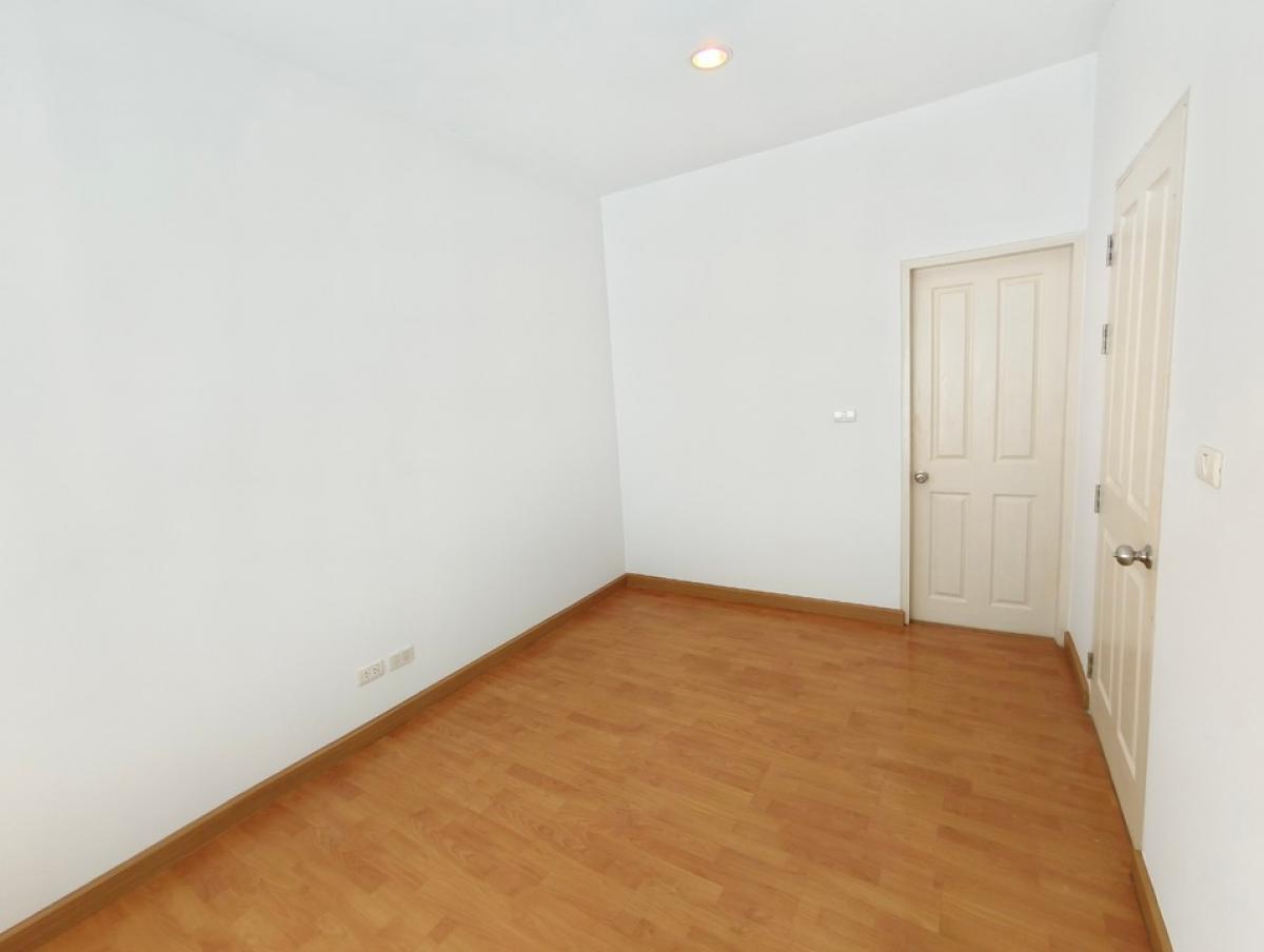 For RentTownhomePattanakan, Srinakarin : House for rent, 3-storey townhouse, 3 bedrooms, 3 bathrooms, usable area 167 sq m., can be used as an office and a residence, Baan Klang Muang S-Sense Srinakarin project, located on the main road, opposite Seacon Square, Paradise Park