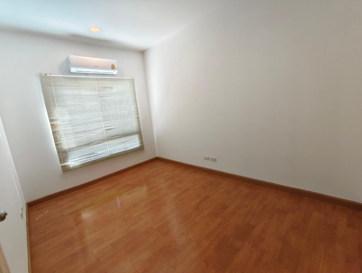 For RentTownhomePattanakan, Srinakarin : House for rent, 3-storey townhouse, 3 bedrooms, 3 bathrooms, usable area 167 sq m., can be used as an office and a residence, Baan Klang Muang S-Sense Srinakarin project, located on the main road, opposite Seacon Square, Paradise Park