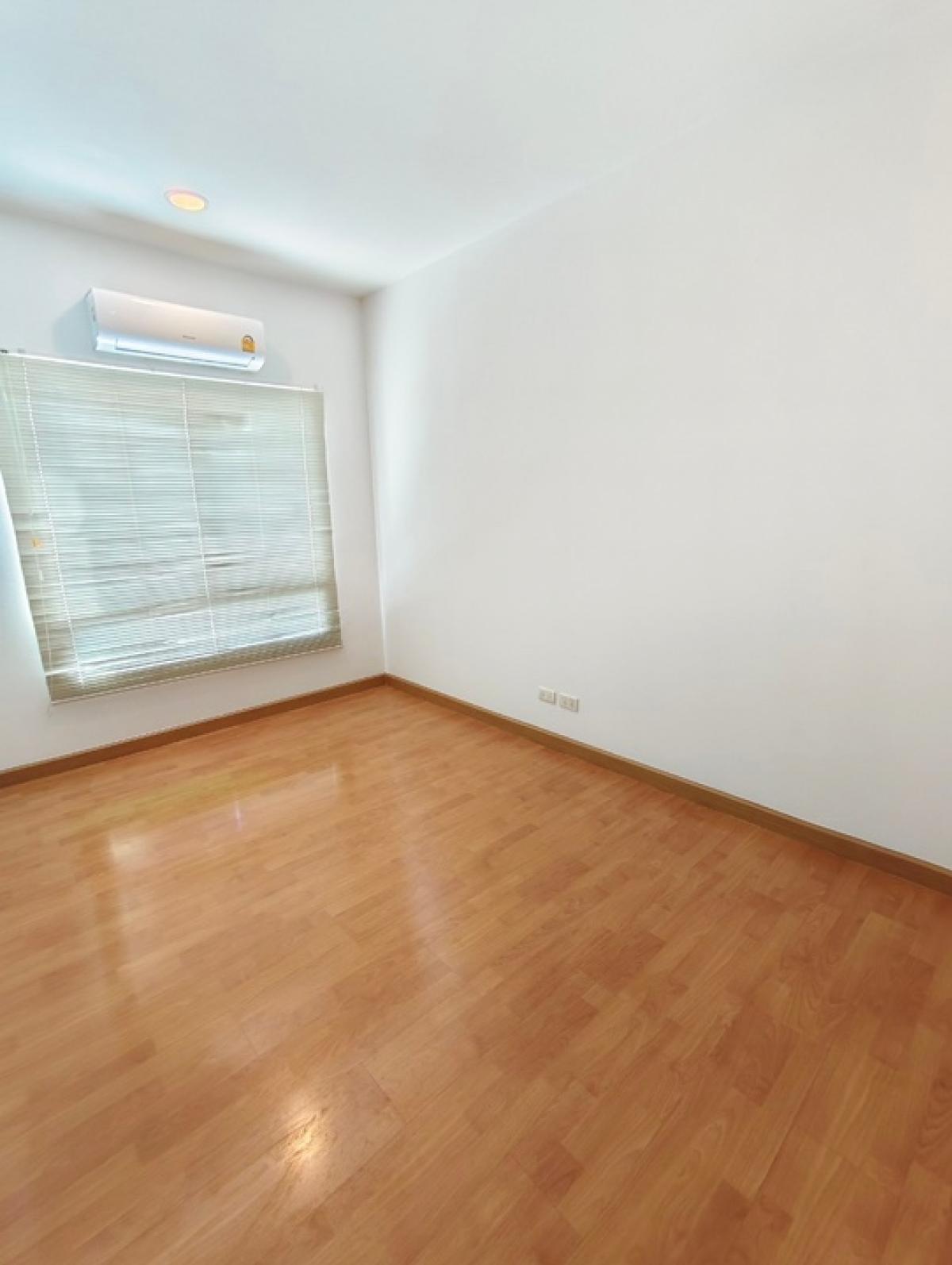 For RentTownhomePattanakan, Srinakarin : House for rent, 3-storey townhouse, 3 bedrooms, 3 bathrooms, usable area 167 sq m., can be used as an office and a residence, Baan Klang Muang S-Sense Srinakarin project, located on the main road, opposite Seacon Square, Paradise Park