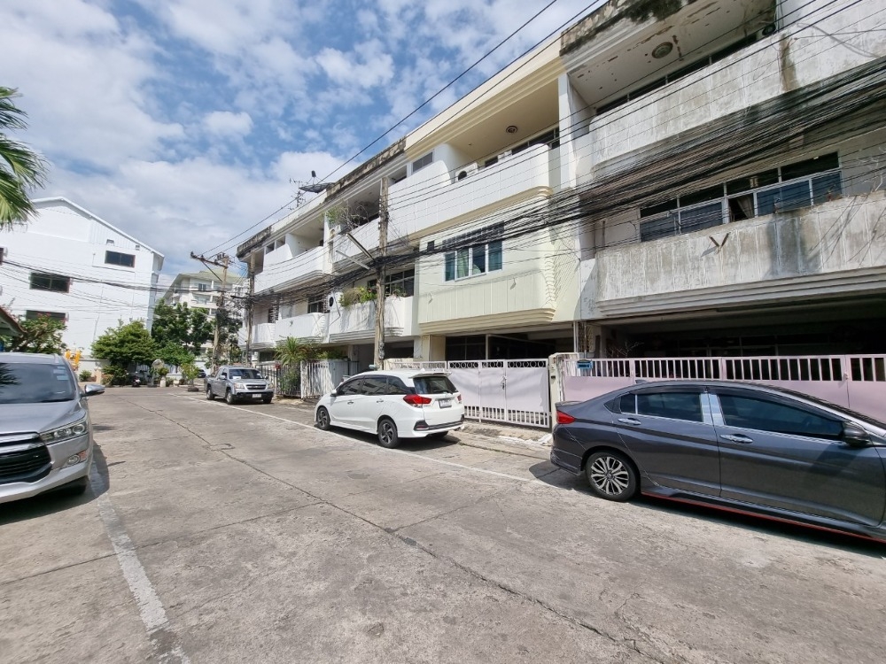 For RentShop HouseSapankwai,Jatujak : Rent a shophouse, commercial building, Sailom Village, Soi Inthamara 8